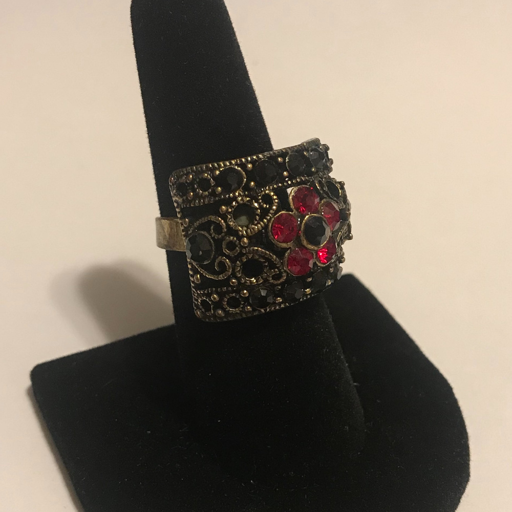 RED & BLACK RHINESTONE FILIGREE RING